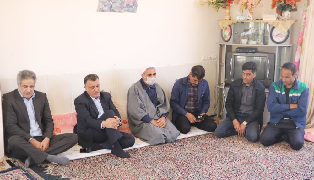 دیدار مدیرعامل شرکت معادن زغالسنگ کرمان با خانواده همکار تازه مرحوم شده شرکت